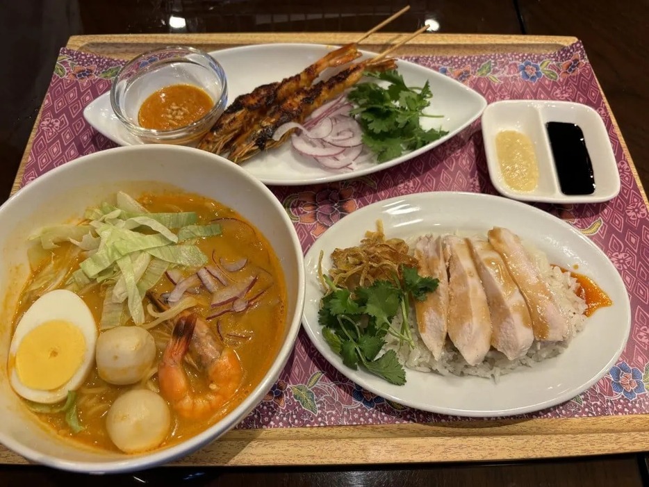 ホーカー定食～チキンライス・ラクサ・海老のサテーセット～