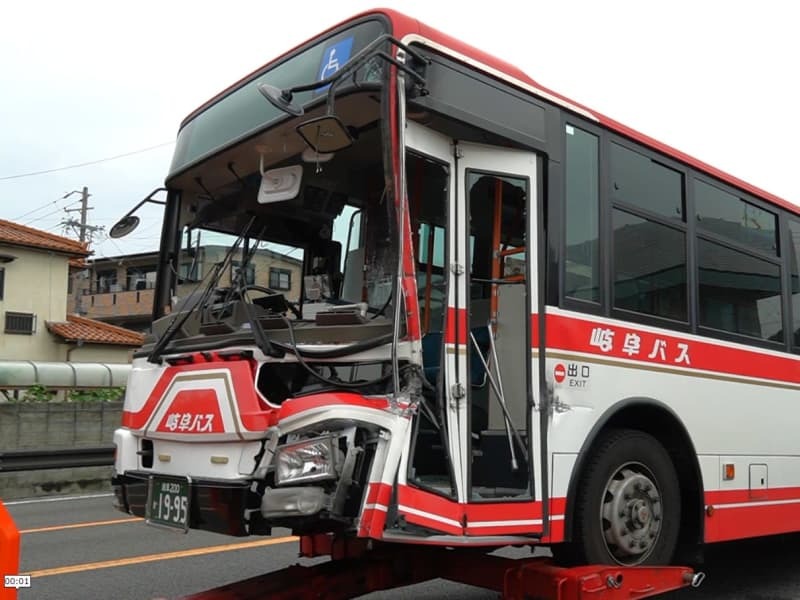 事故で車体前部が破損したバス＝２日午後、岐阜市岩田東、国道１５６号