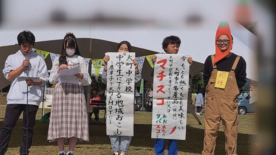 田中祐貴教諭（右）と生徒たち