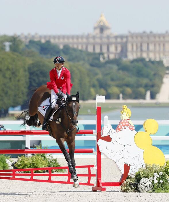 総合馬術　障害馬術で競技する戸本一真＝パリ郊外（共同）