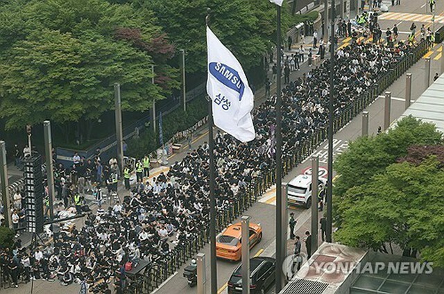 5月24日にソウルで開かれた集会に参加した組合員ら＝（聯合ニュース）