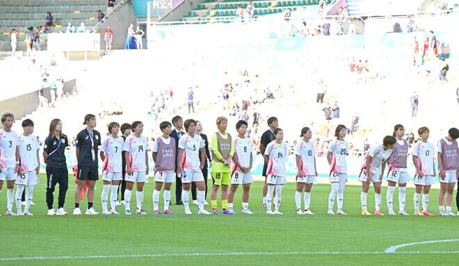 逆転負けを喫し、厳しい表情を浮かべる日本の選手たち。写真：金子拓弥 (サッカーダイジェスト写真部／JMPA代表撮影)