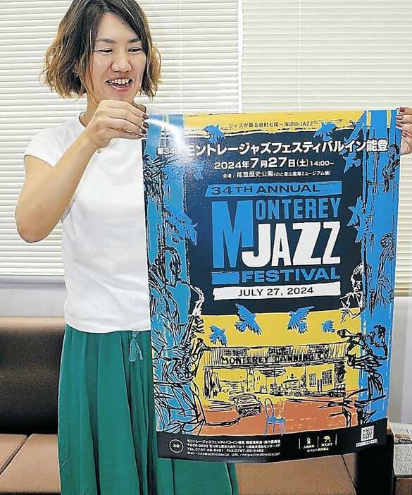 フェスティバルのポスターを紹介する宮川さん＝北國新聞社七尾支社