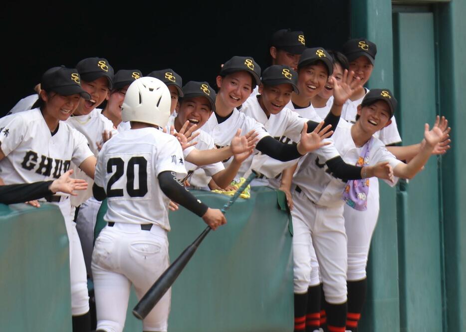 活躍した選手を笑顔で迎える島根中央高校の選手たち＝2024年7月20日午後零時26分、兵庫県丹波市市島町中竹田で