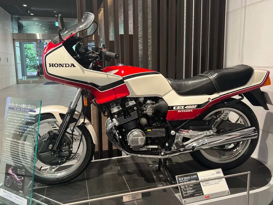 ホンダ技研本社、青山ビルのウェルカムプラザに展示されていたCBX400Fインテグラ。ひときわ強い存在感を放っている！