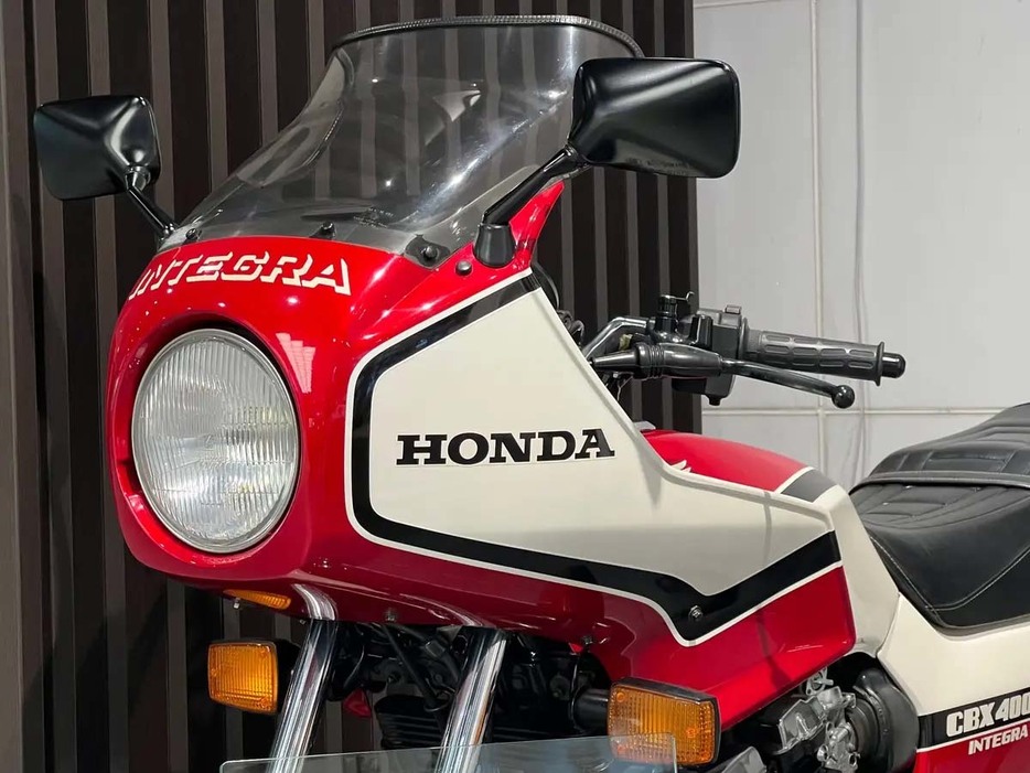 「Honda ウエルカムプラザ青山」に展示されている名車・CBX400F INTEGRAとは