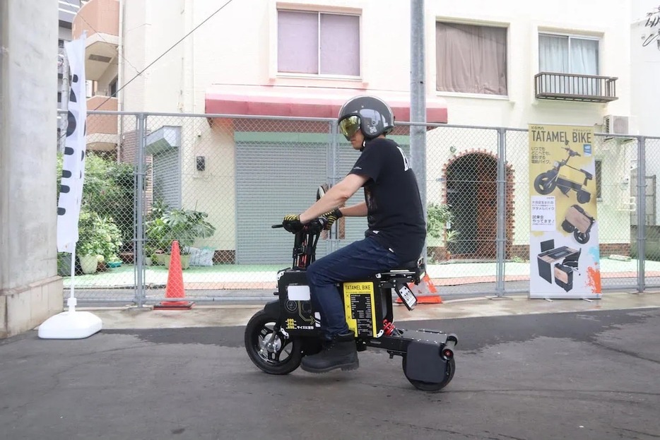 スロットルを開けると電動バイク独特の少し引っ張られるような走り出しはあるものの走りは至ってスムーズ