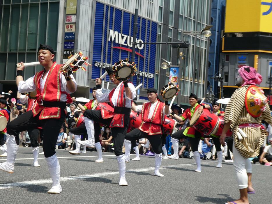 新宿エイサーに初出場したうるま市の天願区青年会の演舞＝27日、新宿駅東口