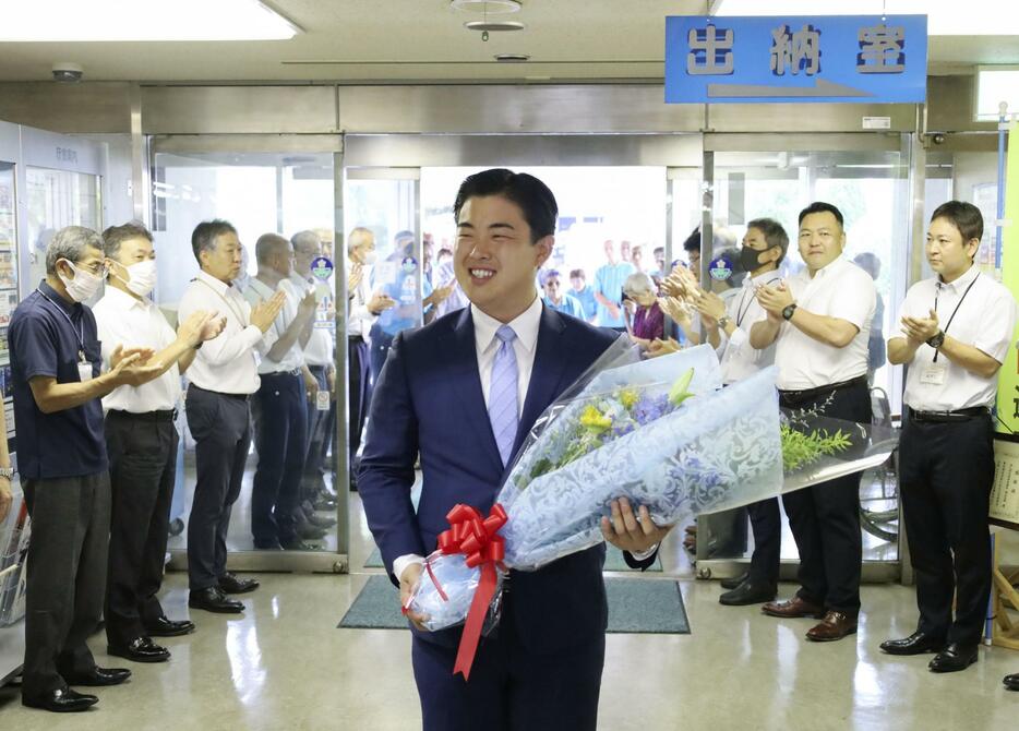 埼玉県鳩山町役場に初登庁し、職員らに拍手で迎えられる小川知也町長＝16日午前