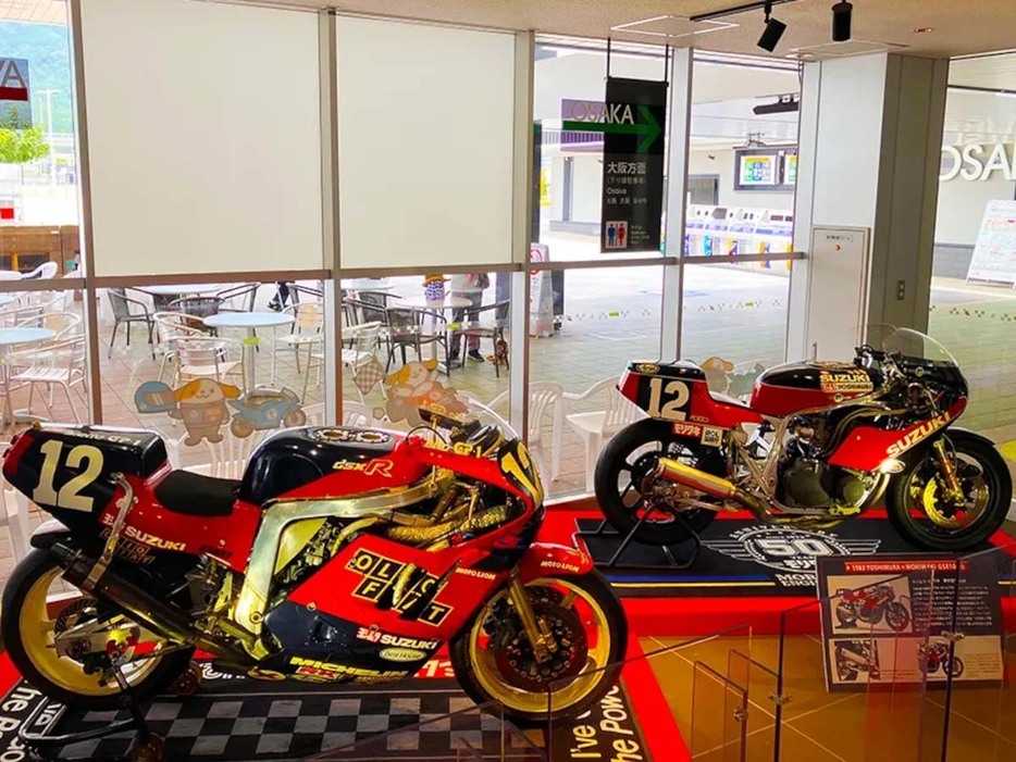 ヨシムラとモリワキが合作したレーサー「1983 ヨシムラ・モリワキ GSX1000」＆「1987 ヨシムラ・スズキGSX-R750」が鈴鹿PAに展示中