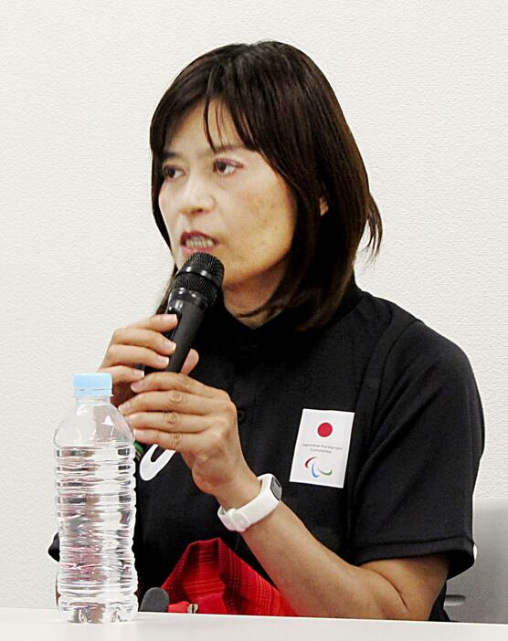 記者会見するパリ・パラリンピックの自転車・日本代表の杉浦佳子＝23日、東京都内