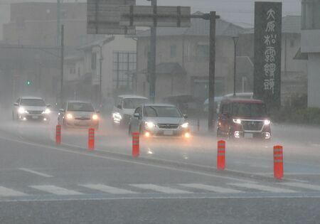 激しく雨が降る佐賀市内＝１４日午前９時５２分