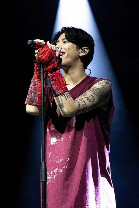 ONE OK ROCKのボーカル・Taka【写真：Getty Images】