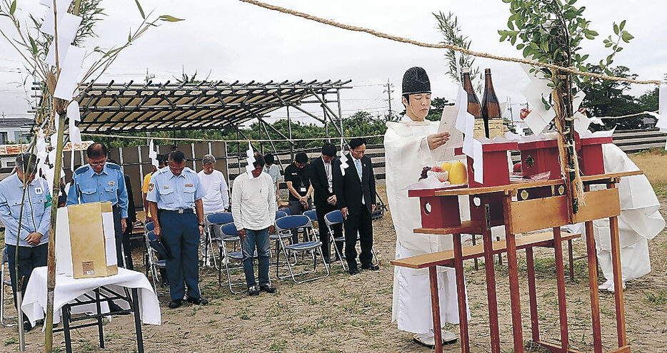 安全を祈る出席者＝富山市の八重津浜海水浴場