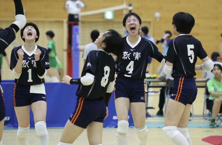 ①髙橋凪と④福村心優美（就実）【写真：月刊バレーボール】