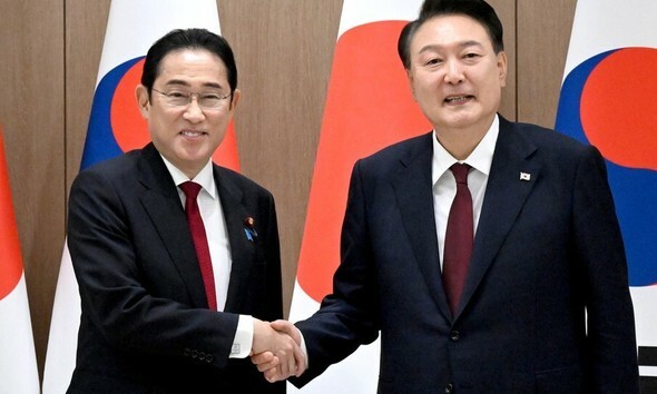 尹錫悦大統領が今年5月、ソウル龍山の大統領室での岸田首相との会談に先立ち、握手している=大統領室写真記者団