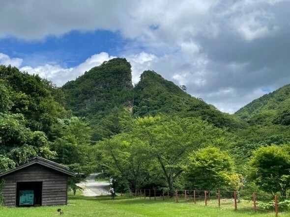 新潟県佐渡鉱山の金採掘現場だったV字の峰「道遊の割戸」=佐渡/キム・ソヨン特派員