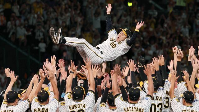 胴上げされる阪神・岡田彰布監督