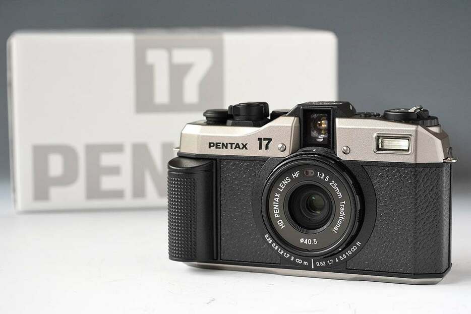 リコーイメージングが7月12日に発売したハーフサイズのフィルムコンパクトカメラ「PENTAX 17」