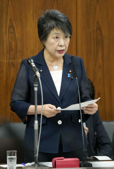 参院外交防衛委の閉会中審査で答弁する上川外相＝30日午後