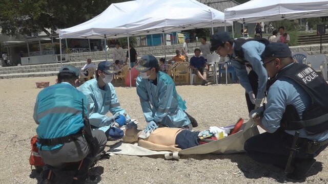 海開きに合わせて行われた水難救助訓練（オリーブビーチ　香川・小豆島町　7日）