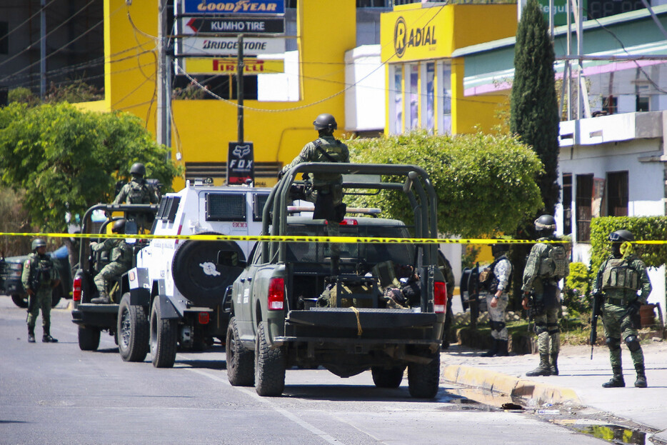 メキシコ当局は６月３０日、最も凶悪な麻薬組織の一つ「シナロア・カルテル」で「金庫番」を務めるセルヒオ・ベガ幹部を米国に引き渡したと発表。写真はシナロア州クリアカンの街角で警備に当たる軍兵士ら＝３月撮影