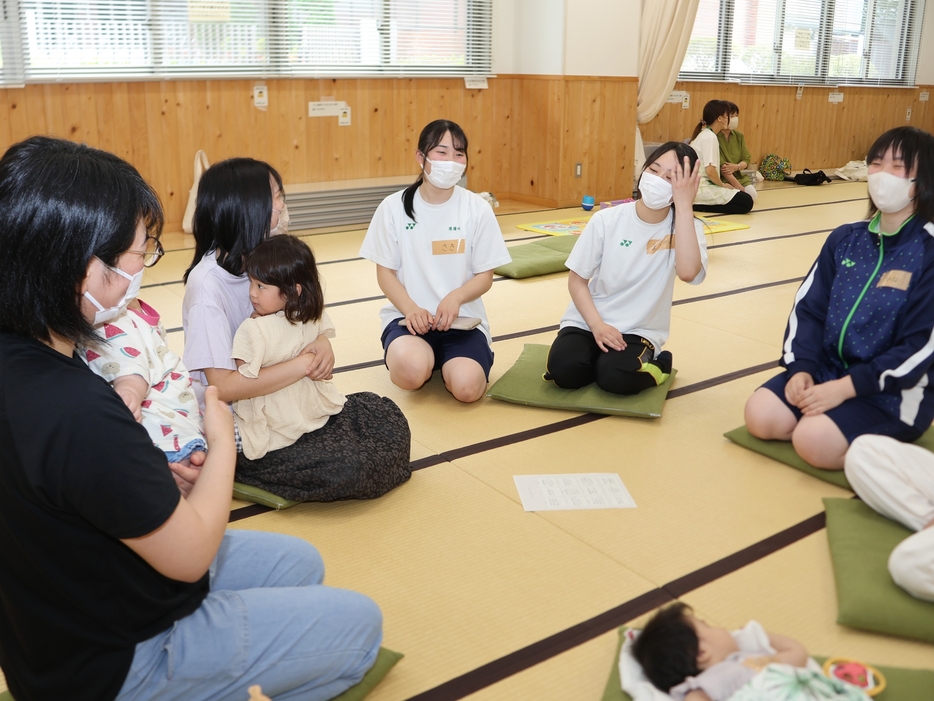 子育て中の母親から話を聞く高校生（右側の3人）