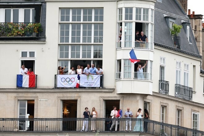 自宅で五輪開会式を堪能するパリ市民たち。(C)Getty Images