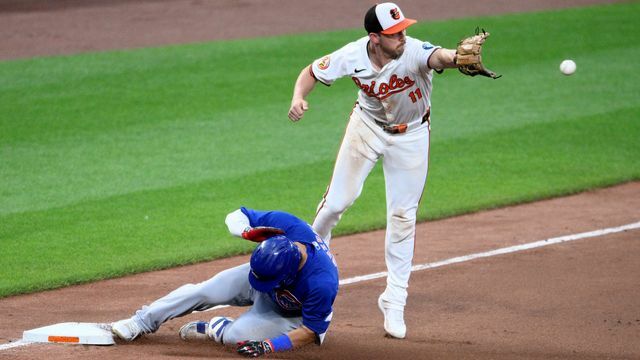 3塁打で3塁まで到達した鈴木誠也選手(写真：AP/アフロ)