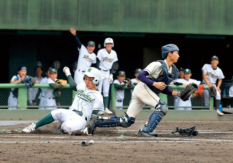 ふじみ野―東農大三　2回表東農大三2死二、三塁、山田の左前適時打で二塁走者神崎が生還する。捕手吉野＝18日、県営大宮