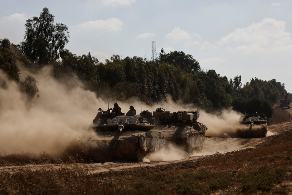 　パレスチナ自治区ガザでイスラム組織ハマスと共闘するイスラム聖戦は７月１日、イスラエルに向けて多数のロケット弾を発射した。写真はイスラエルとガザの境界を進む戦車（２０２４年　ロイター/Amir Cohen）