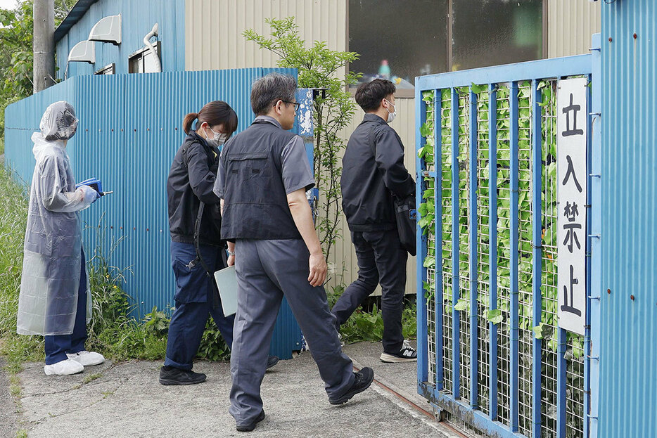 同事件で、5月、家宅捜索に向かう捜査員ら（写真・共同通信）