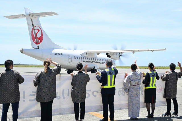 奄美空港でJAL就航60周年を記念し出発便を見送るJACの武井社長ら＝24年7月1日 PHOTO: Tadayuki YOSHIKAWA/Aviation Wire