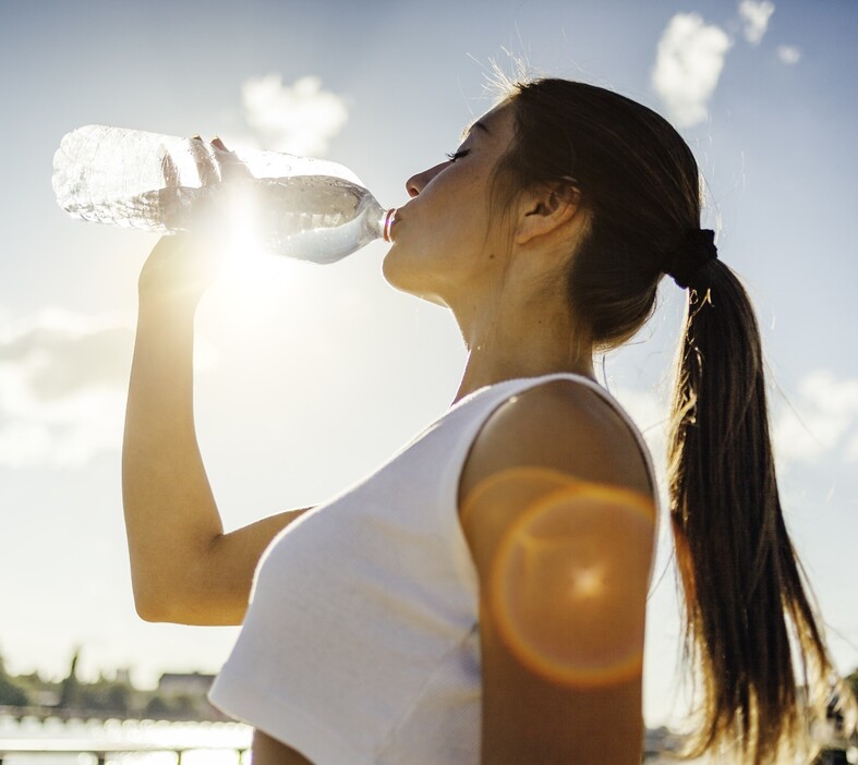 水を大量に飲むことでさらに体内のナトリウムが薄められると、脱水症状に繋がるケースも。