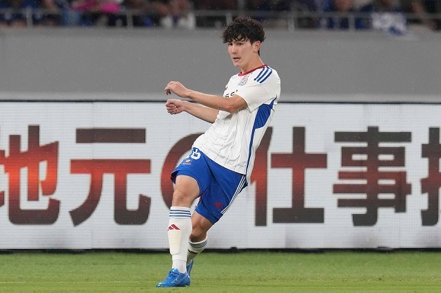 左SBで先発した加藤蓮。43分には天野のゴールをお膳立てした。（C）SOCCER DIGEST