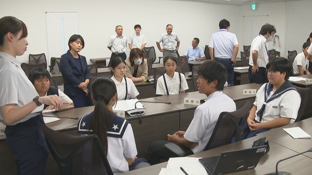 自分たちの制服について話し合う中学生