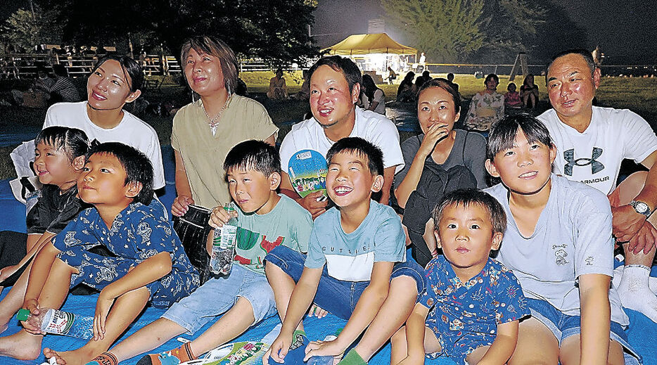 親子で花火を楽しむ被災地からの招待客＝２７日午後８時