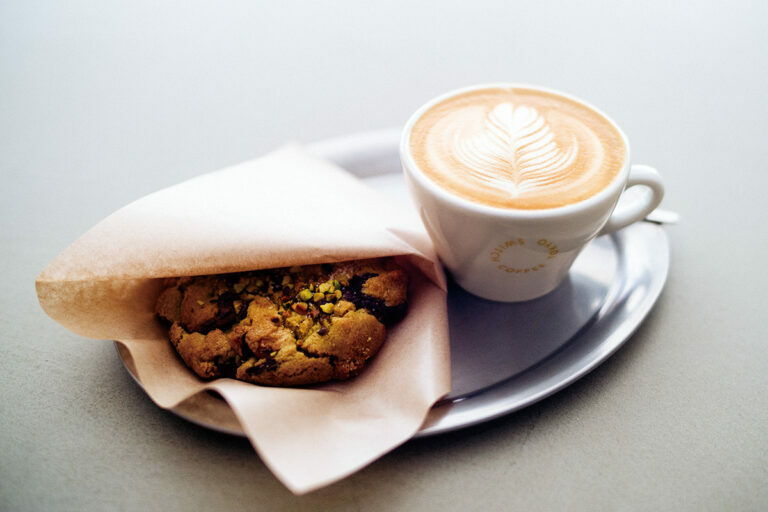 カプチーノ600円に、上町〈BAKE mimi〉が卸しているクッキー450円が好相性。