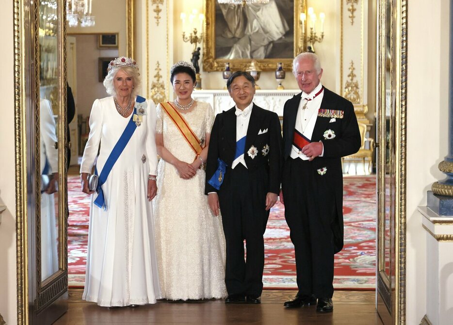 バッキンガム宮殿での晩餐（ばんさん）会を前に、記念撮影に臨む天皇、皇后両陛下と英国のチャールズ国王、カミラ王妃=2024年6月25日、ロンドン、代表撮影
