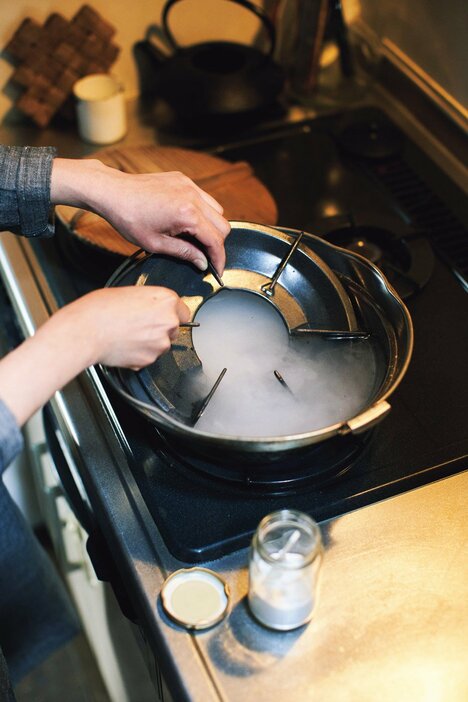 鍋に2Lほどの湯を沸かして過炭酸ナトリウム10gを入れ、泡が出てきたら火を消して五徳を10分ほどつけておきます。冷めたらこすり洗いをして汚れを落としてすっきり