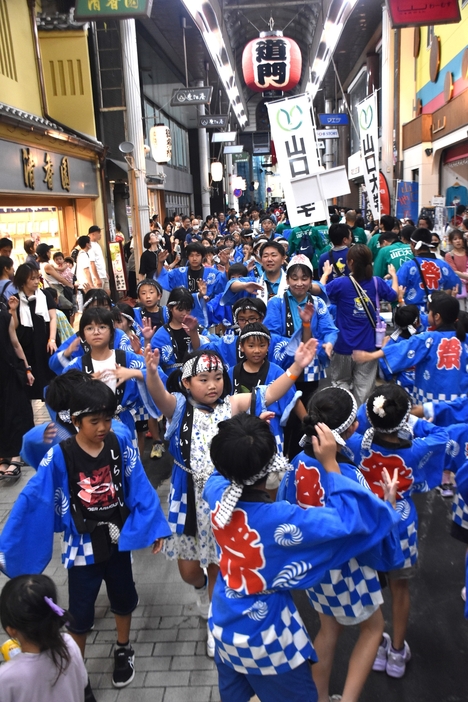 笑顔で踊る子どもたち（市中心商店街で）