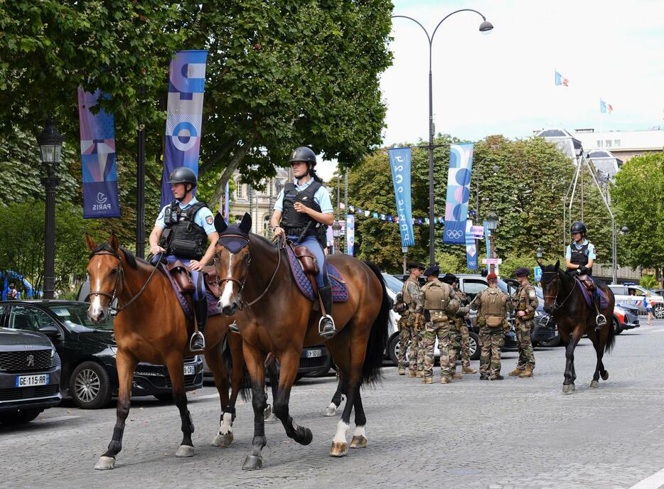 パリ市内を馬に乗って警備する憲兵隊＝25日（共同）