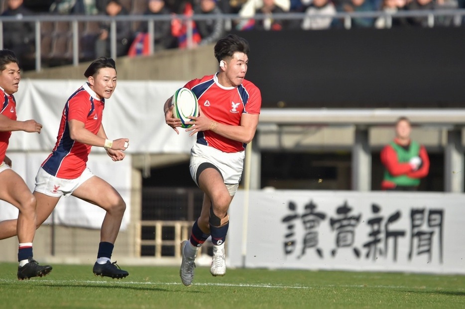 184センチ、90キロのSO吉本大悟。正確かつ飛距離のあるキックとタックルが武器。ラグビー理解力も高い（撮影：藤田芽生）