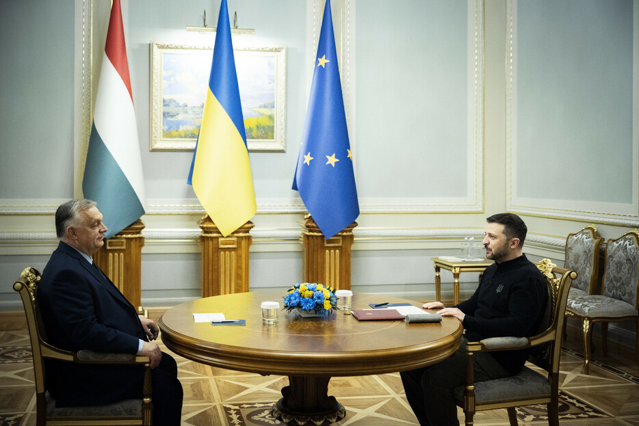 ２日、キーウ（キエフ）で会談するウクライナのゼレンスキー大統領（右）とハンガリーのオルバン首相＝ハンガリー首相府提供
