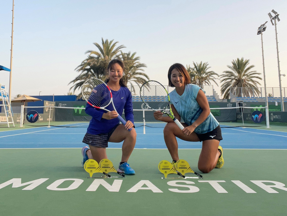 「マジックホテル・ツアーズ by FTT」（チュニジア・モナスティル）の女子ダブルスで2週連続優勝を飾った勝見幸璃（TEAM 自由が丘／左）と緒方葉台子（グラスコート佐賀テニスクラブ）（写真提供◎勝見幸璃：TEAM 自由が丘所属）