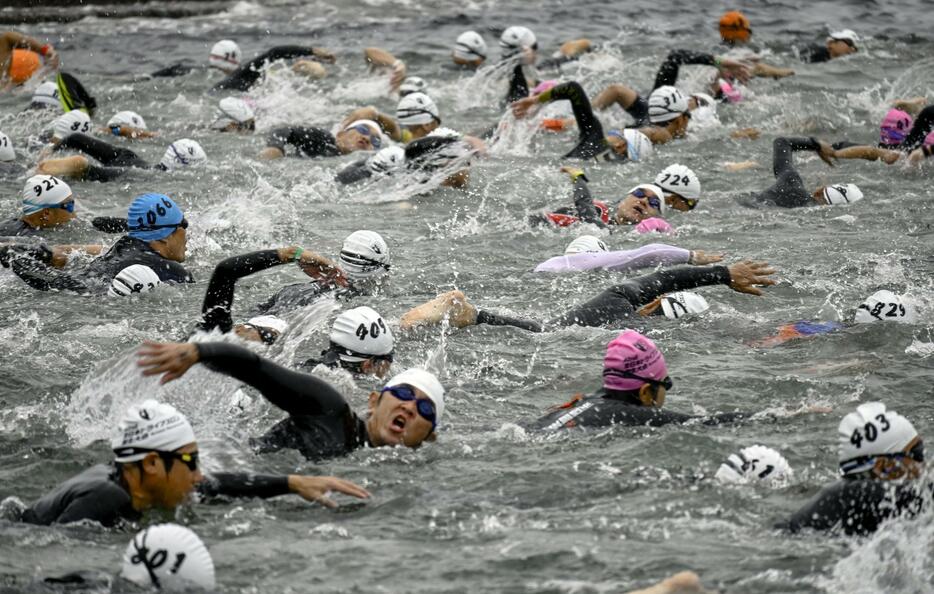 「第42回全日本トライアスロン皆生大会」で力泳する選手たち＝14日、鳥取県米子市