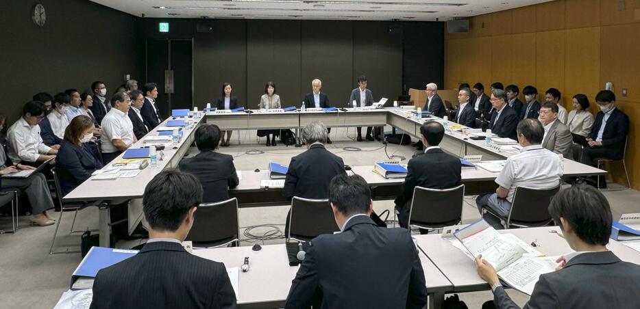 東京都内で開かれた中央最低賃金審議会の小委員会＝10日