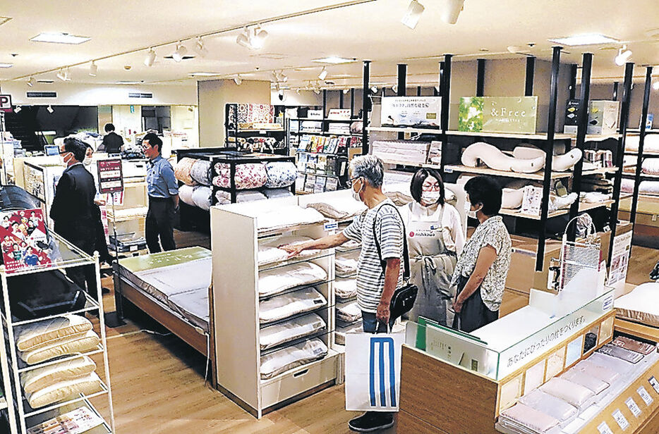 リニューアルされた寝具売り場で買い物を楽しむ来店客＝金沢市の金沢エムザ