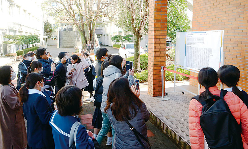 今年3月の県立高校入試の合格発表の様子。掲示板で合格を確認する受験生や保護者ら＝3月1日、春日部市