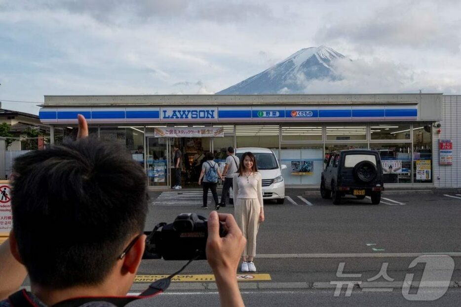 富士山の認証ショットスポットとして有名で、オーバーツーリズムに苦しむ山梨県のローソン(c)AFP/news1